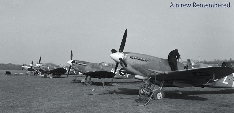 403-squadron-spitfire-line-up_3d6c3c6d.jpg